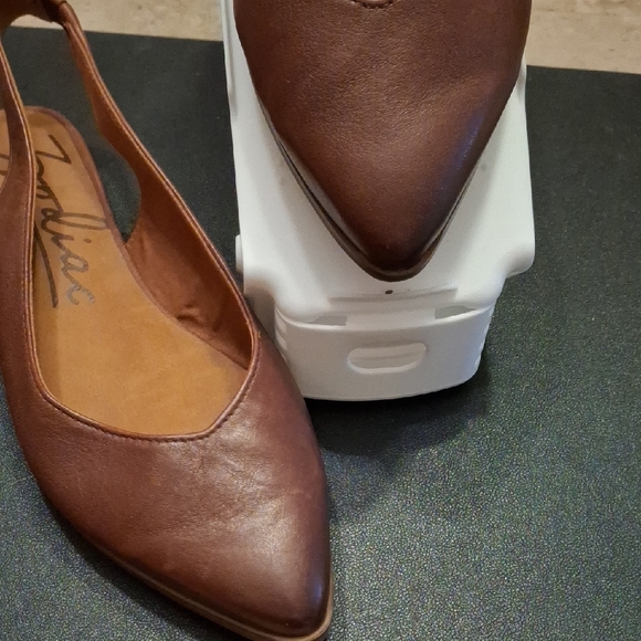 Beautiful Brown Flats In Time For Fall. - Picture 4 of 4